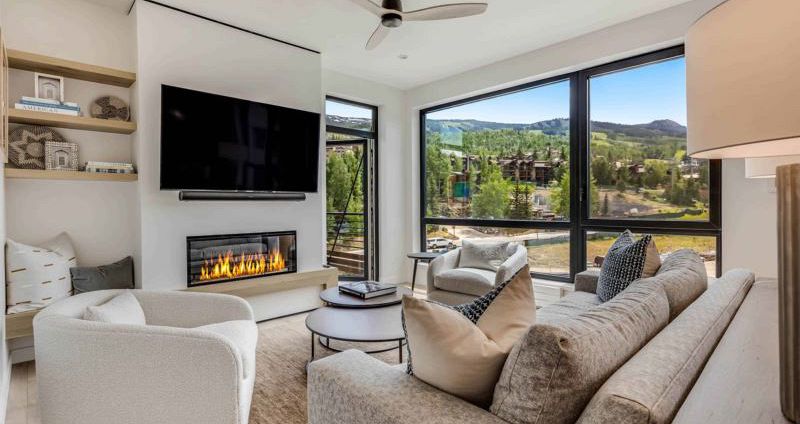 Spacious and chic living areas with great mountain views. Photo: East West Snowmass - image_2